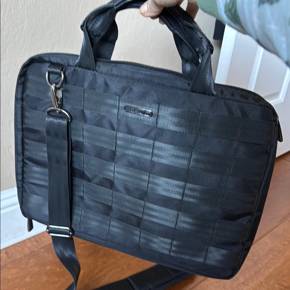 Mobil It Black Laptop Bag Padded, Seatbelt loops Durable Fabric Like New…